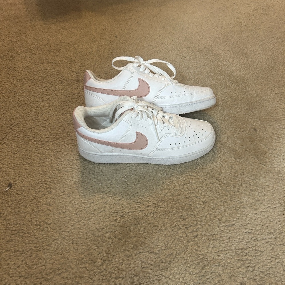 Nike Women's Sneakers in White and Soft Pink